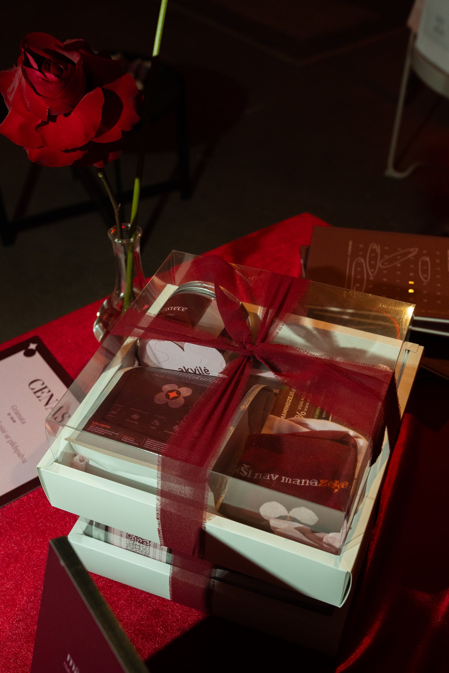 Dāvanu kaste ar grāmatu, kafiju, zeķēm un sveci