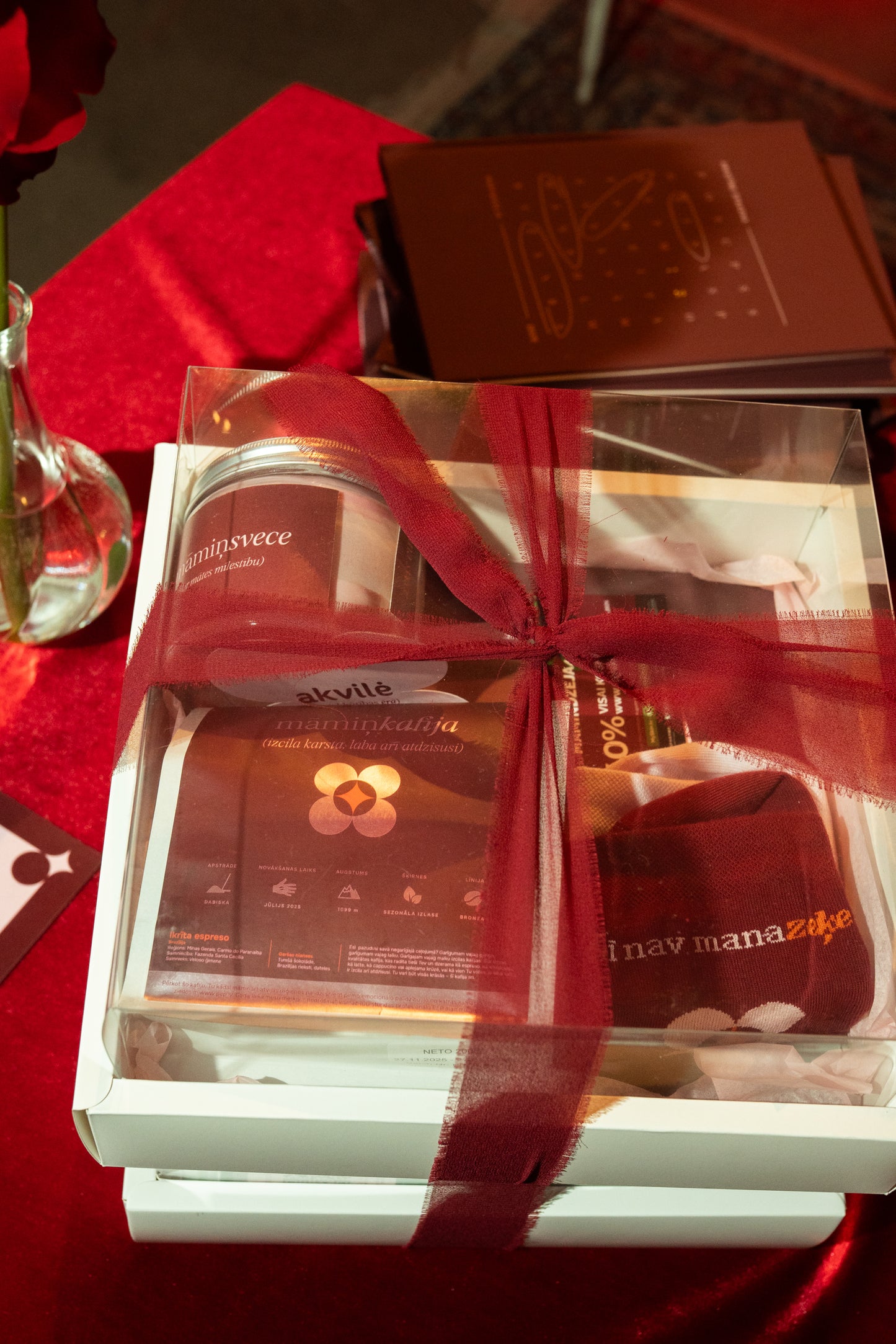 Dāvanu kaste ar grāmatu, kafiju, zeķēm un sveci